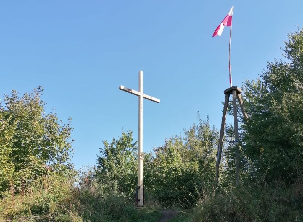 Krzyż znów stoi