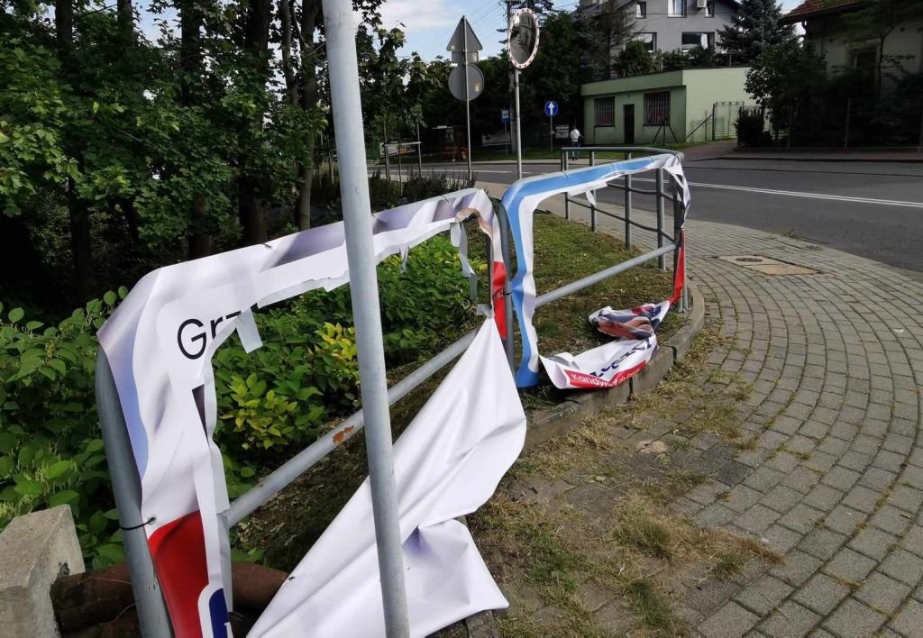 Zniszczone plakaty wyborcze. Incydent w trakcie wizyty premiera