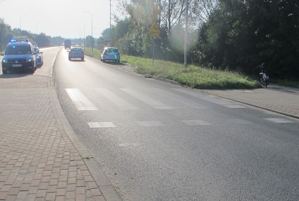 Zdarzenie drogowe z udziałem kierowcy osobówki i rowerzystki