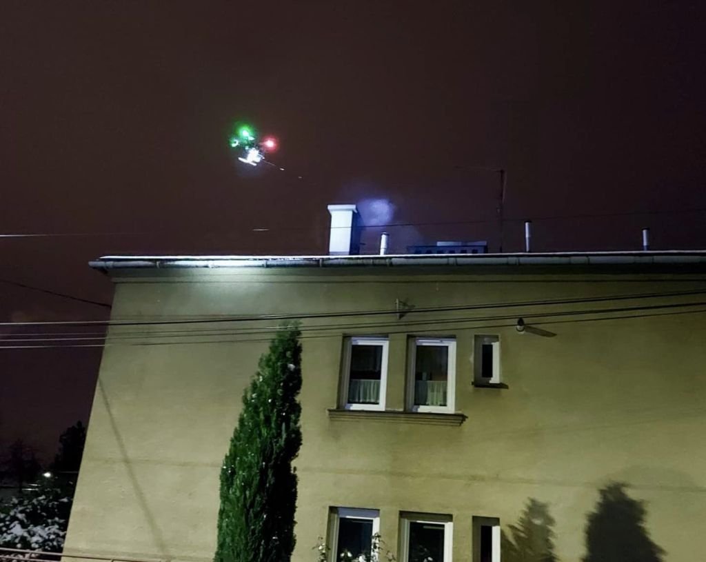 Dron zaglądał do kominów