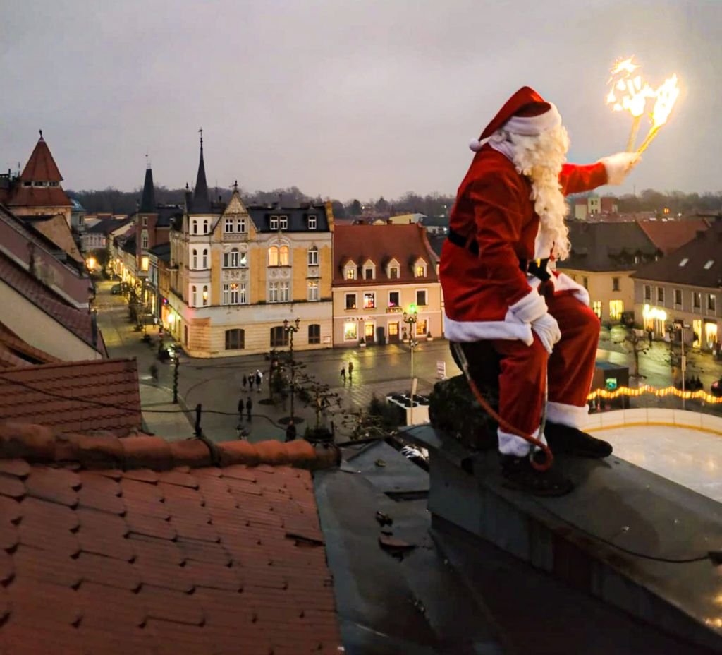 Mikołaj Zjedzie Z Dachu! Po Rynnie...