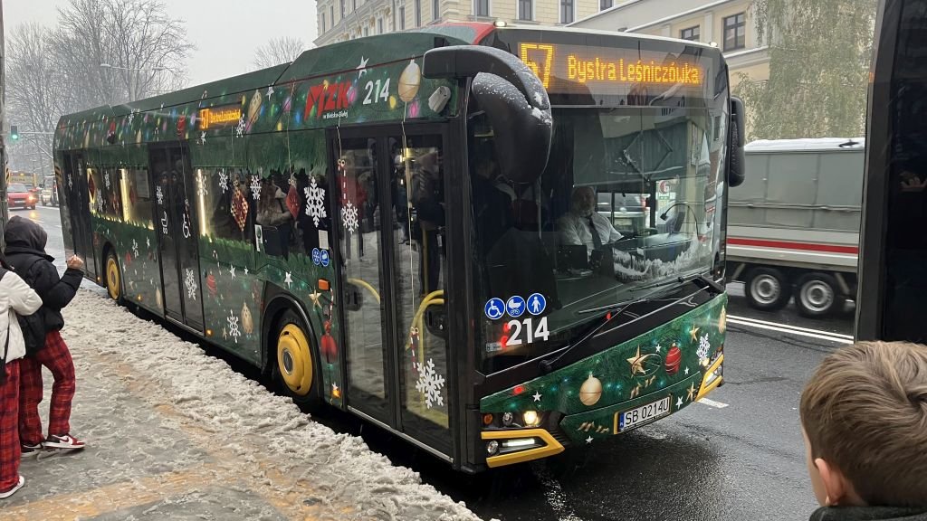 Autobus Ze Świątecznymi Hitami Jeździ Po Mieście