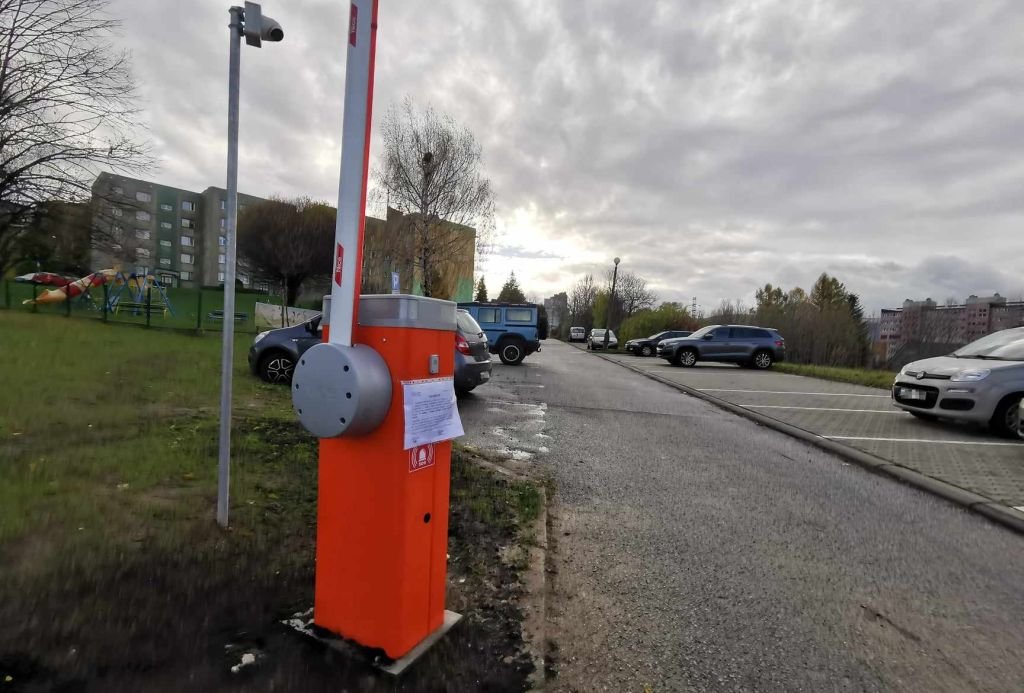 Parking Niezgody. Spółdzielnia Postawiła Szlaban