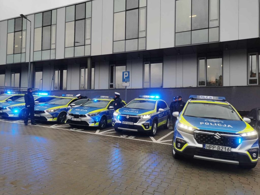 Nowe radiowozy, quady i... czarne walizki
