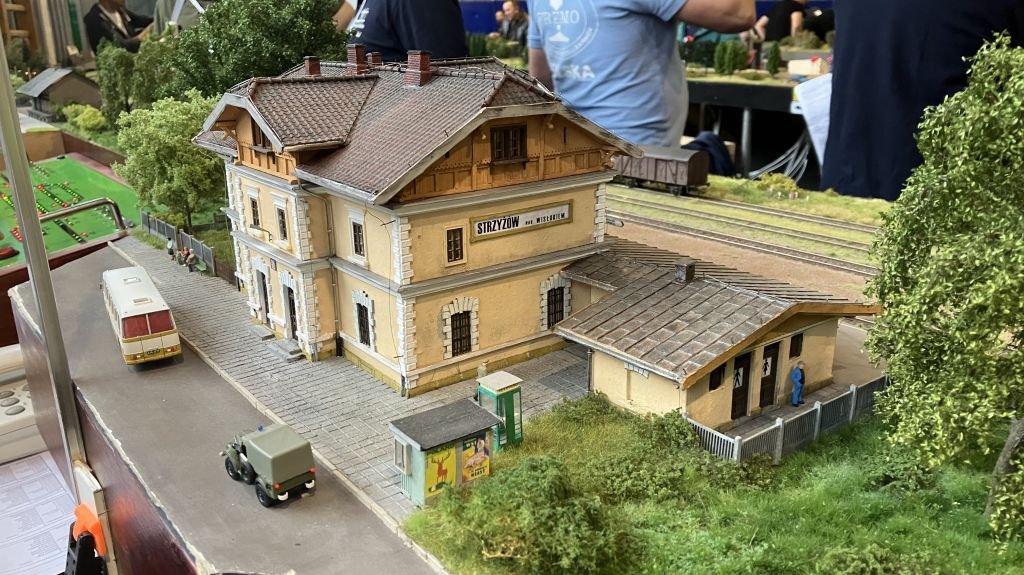 Pokazują miniaturowe pociągi