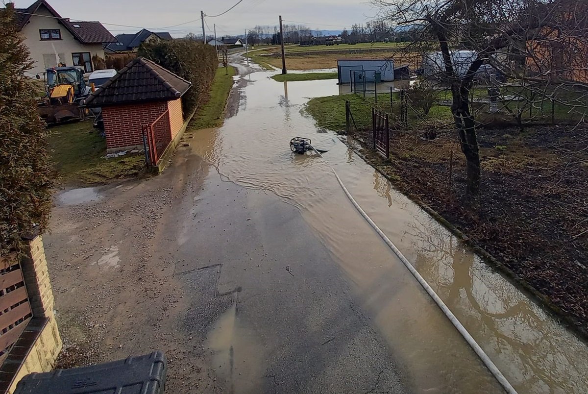 Woda regularnie zalewa posesje! Wystarczy godzina deszczu