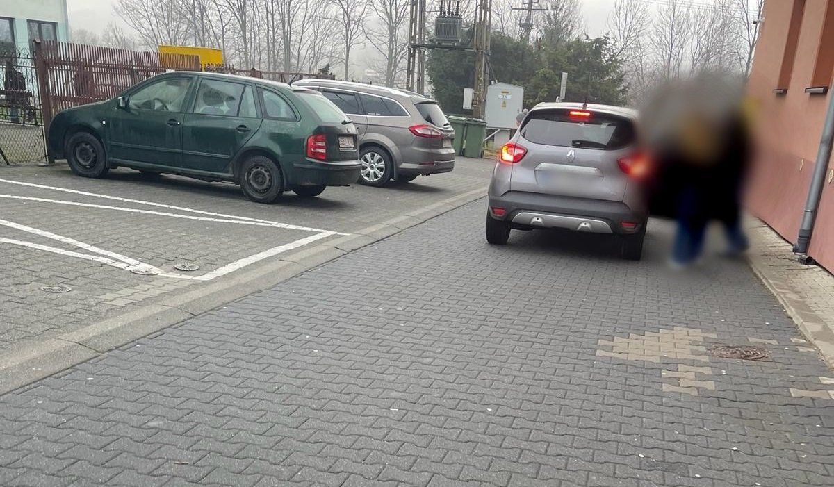 Podjeżdżają pod samą bramę. "Dzieci wysadzane jak w McDrive..."