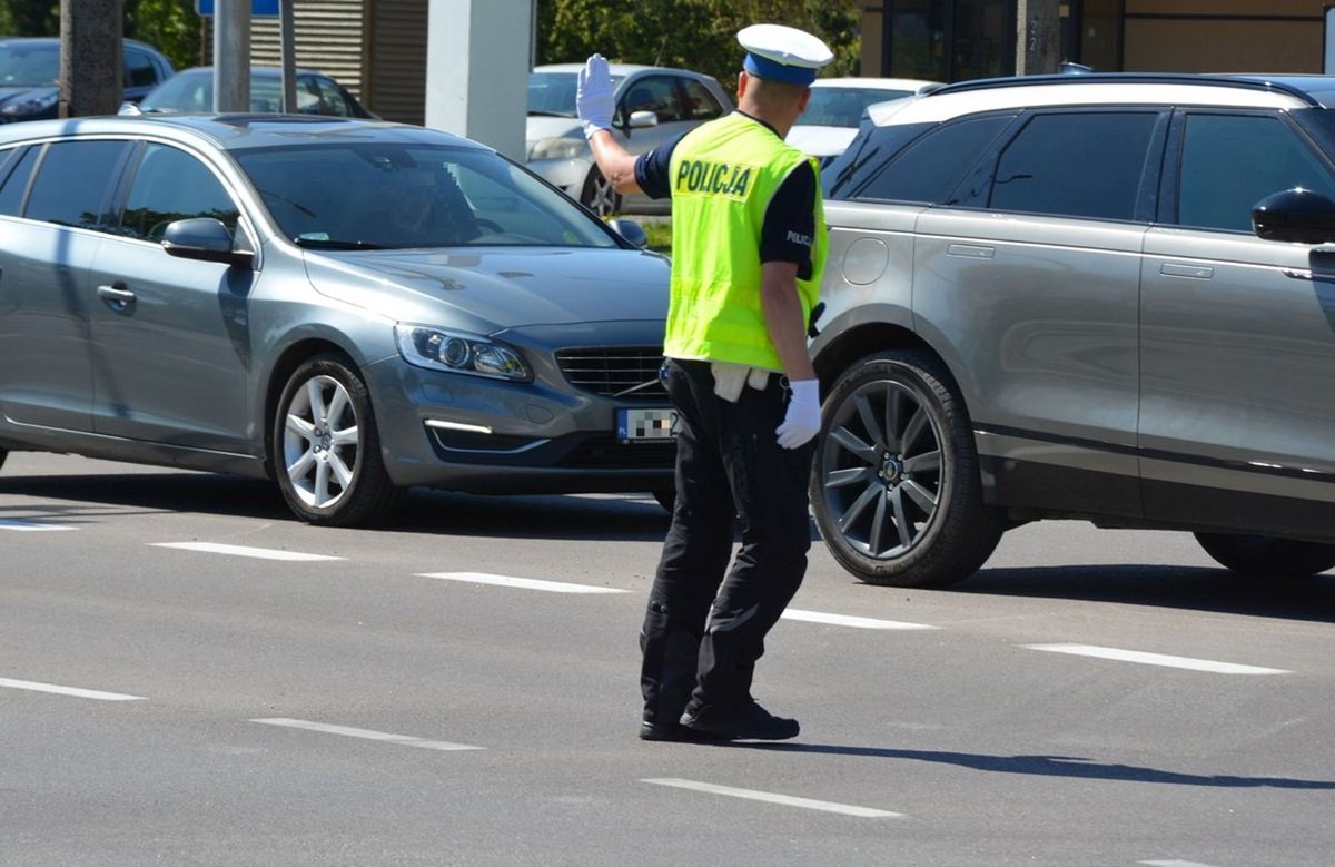Ogromne korki w centrum. Pomoże policjant kierujący ruchem?