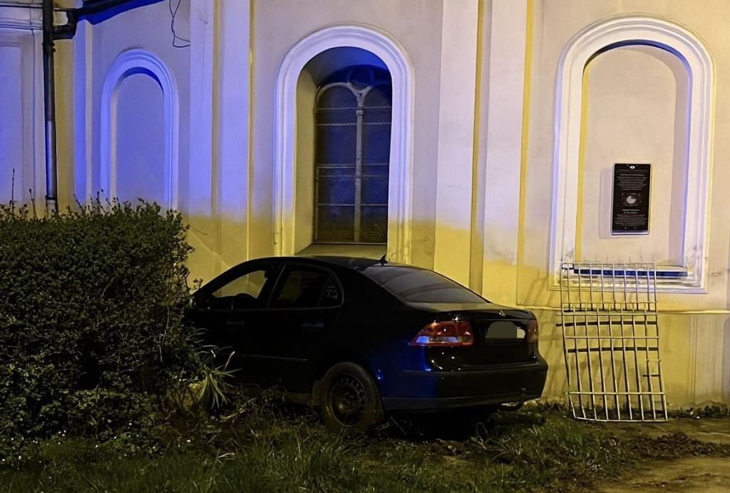 Wjechał w kościół. 24-latek był pijany. Absurdalnie się tłumaczył