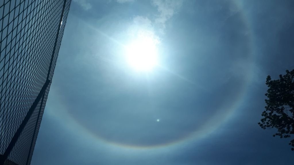 Halo na niebie