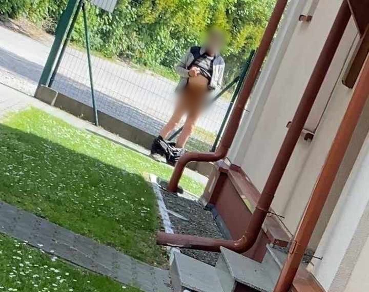 Obnażał się w centrum wsi. Ponownie!