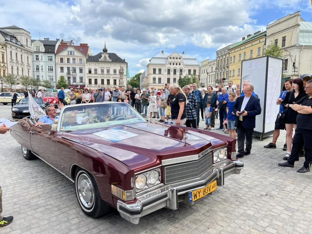 Takie cacka zaparkowały na rynku