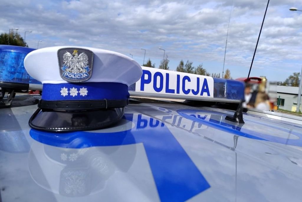 Kierowca "zaparkował" na latarni
