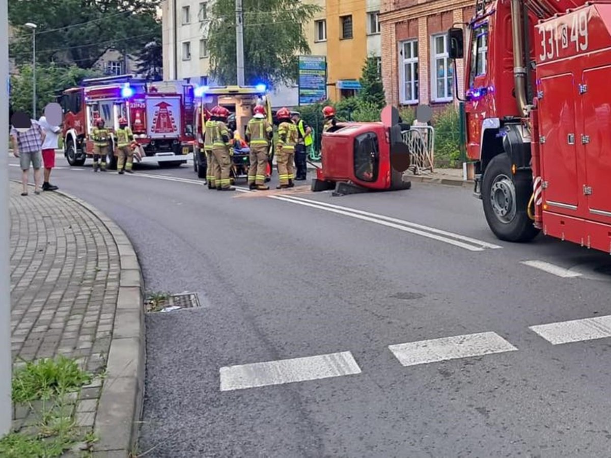 Auto na boku. Kierowca w szpitalu AKTUALIZACJA