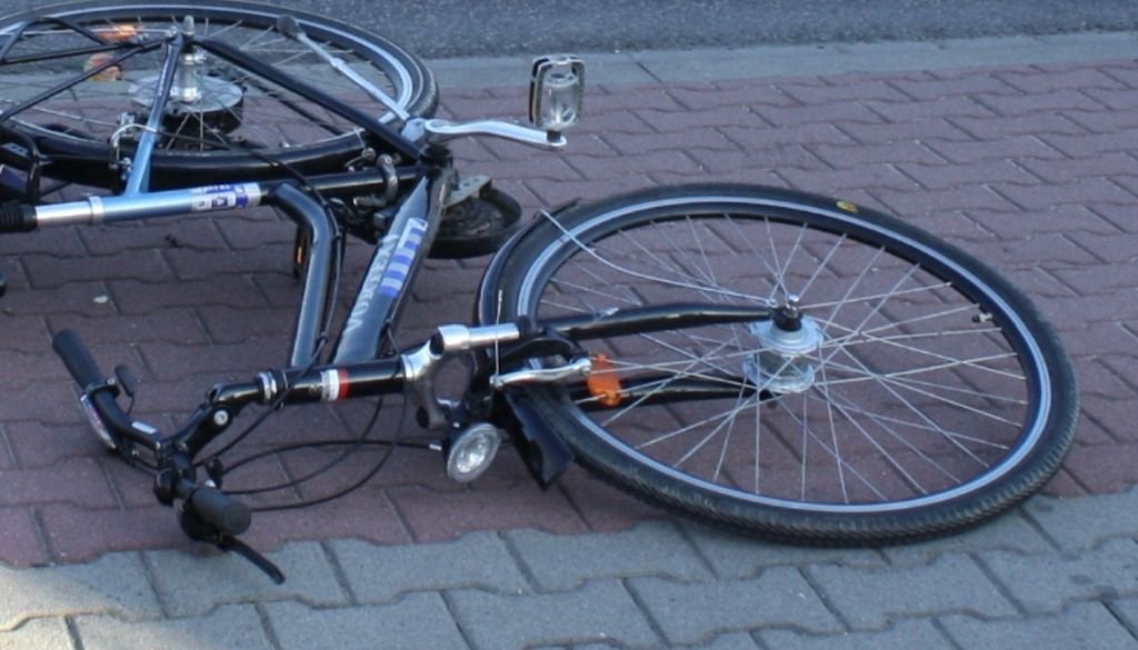 Rowerzysta przyziemił, a samochód odjechał