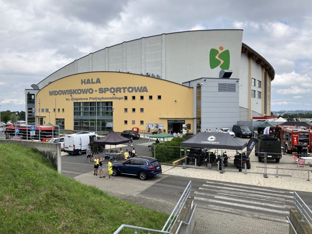 Policja wstrzyma ruch koło hali