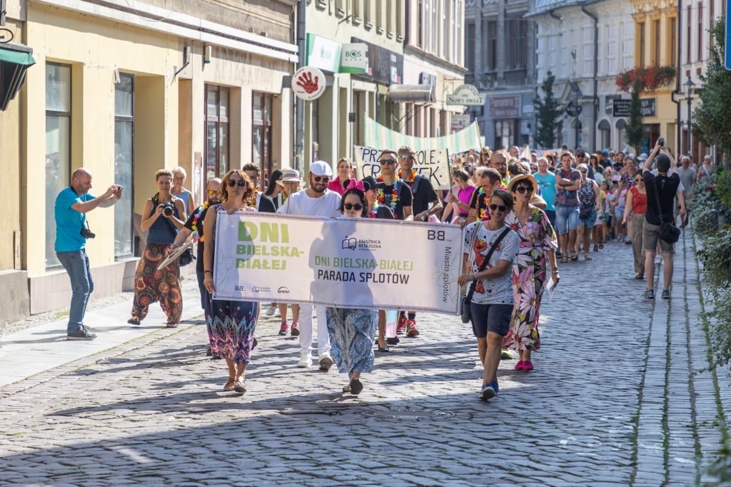 Kolorowa parada rozpoczęła święto miasta