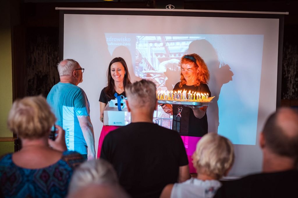 Był tort i gromkie "100 lat"