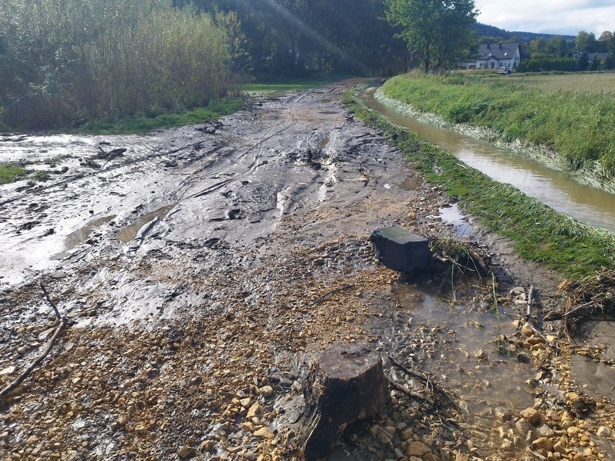 Część dróg doszczętnie zniszczona. Zwiększony zrzut wody