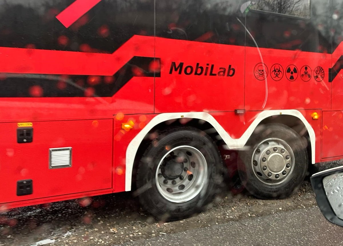 Głowili się nad… nagrzanymi schodami