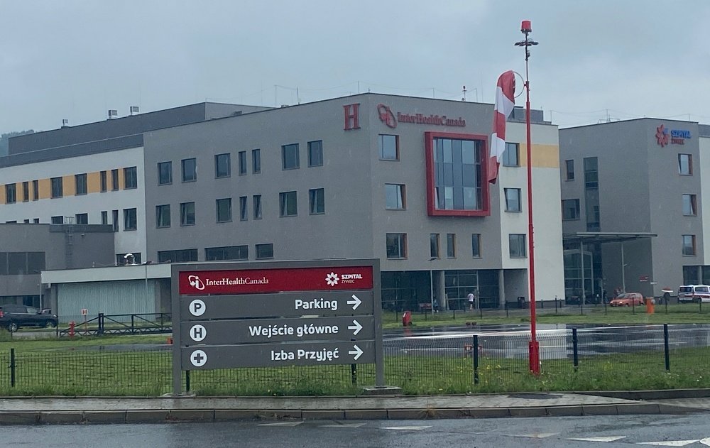 Personel pomocniczy kuchni do pomocy przy transporcie zwłok!