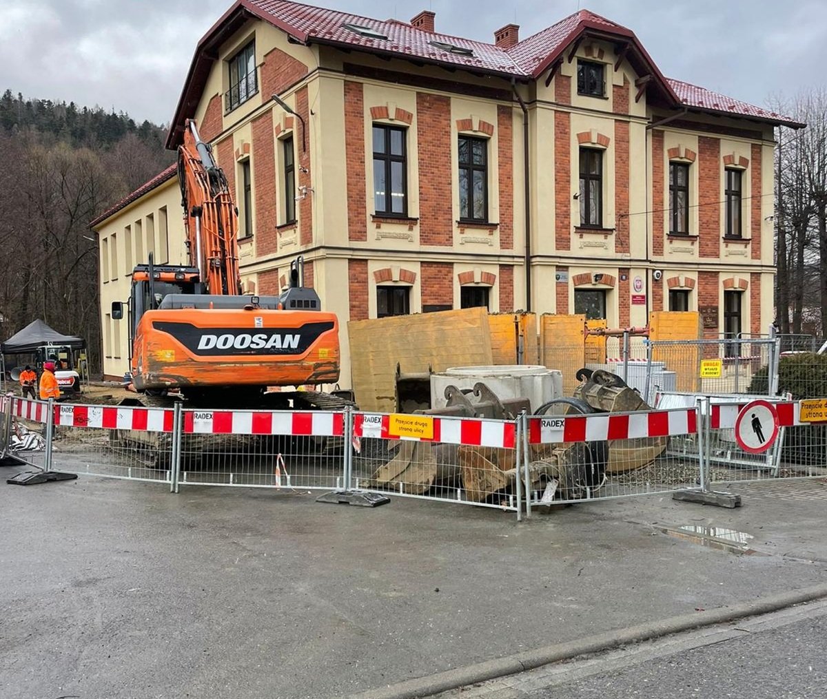 Nie zwalniają. Wkrótce zamknięcie kolejnego fragmentu drogi