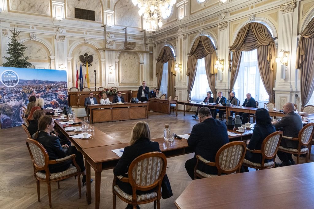 Ponad 20 głów myśli jak rozwiązywać trudne problemy