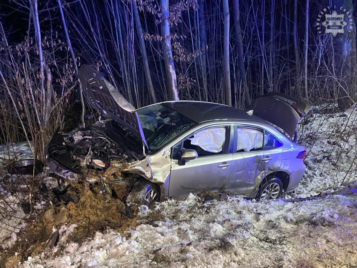 Filmowy pościg w Żywcu! Kierowca Toyoty chciał zepchnąć radiowóz z drogi