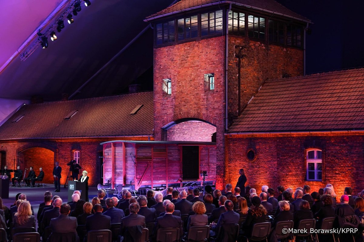 Rocznica wyzwolenia Auschwitz: Nasze myśli powinniśmy skierować ku milionom ofiar