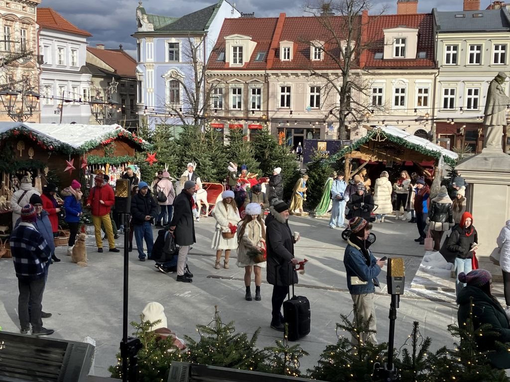 Na bielskiej starówce spadł śnieg. To filmowcy kręcili Uwierz w Mikołaja 2