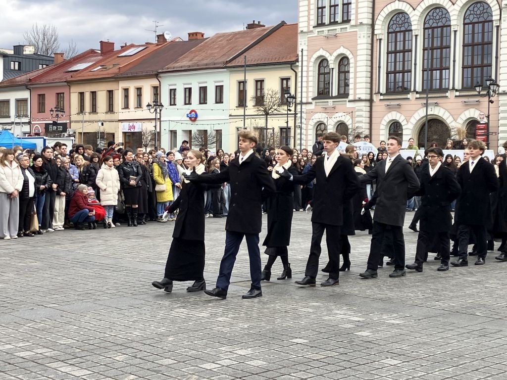 Tradycja wypełniona, polonez odtańczony, matura w maju