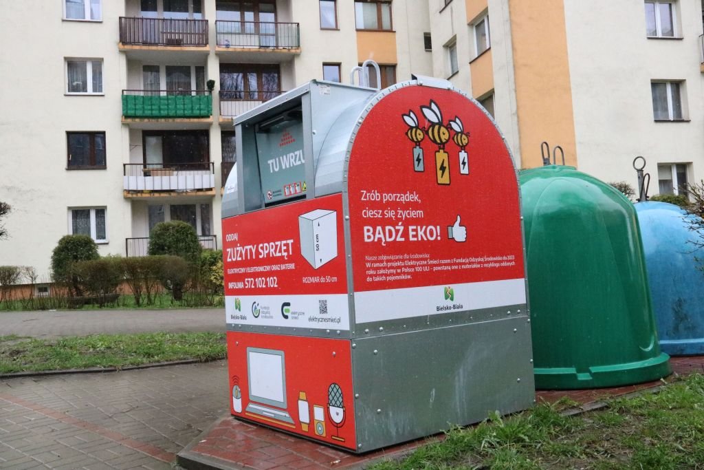 Czerwone pojemniki zostają na kolejny rok. Wyrzucicie do nich stare telefony, ładowarki czy baterie