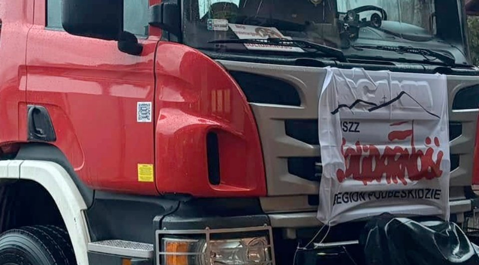 Pożar w zakładzie produkcyjnym w Żywcu – ewakuacja 44 osób