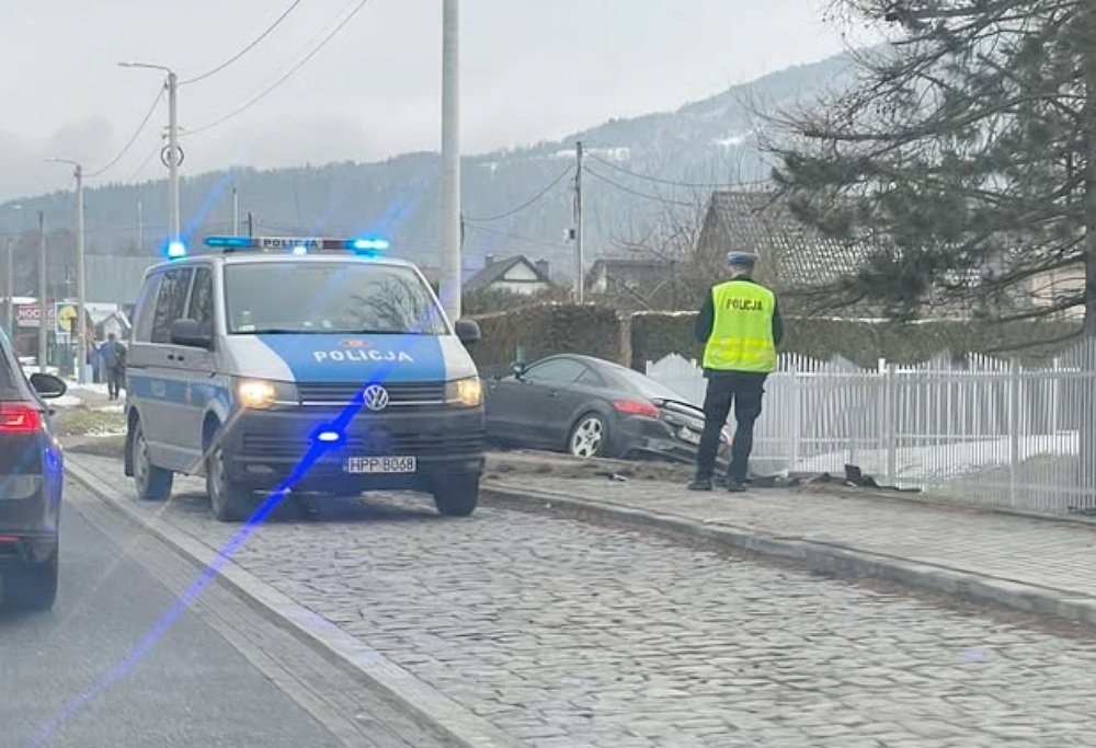 Audi TT rozbite, sprawca zbiegł – trwa policyjna obława!