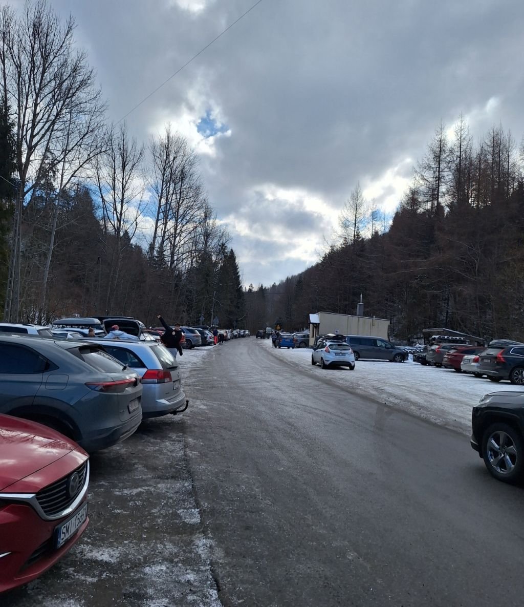 W Beskidy tłumnie zjechali turyści