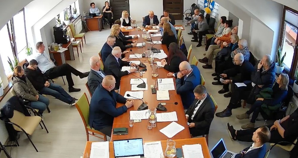 Ekskluzywny hotel, kolejka i... fabryka dronów. Nerwowo w gminie Lipowa