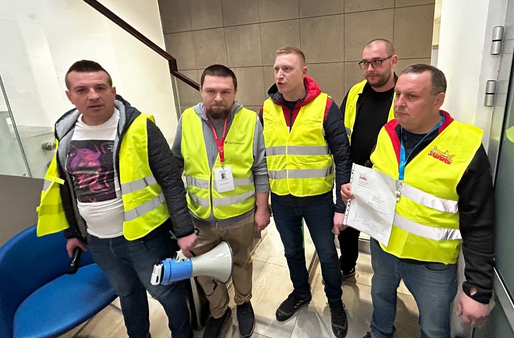 Petycję przykleili do ściany. Pikieta przed pustą siedzibą Hutchinsona