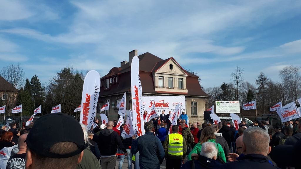 Pikieta przed kopalnią "Silesia". W obronie miejsc pracy