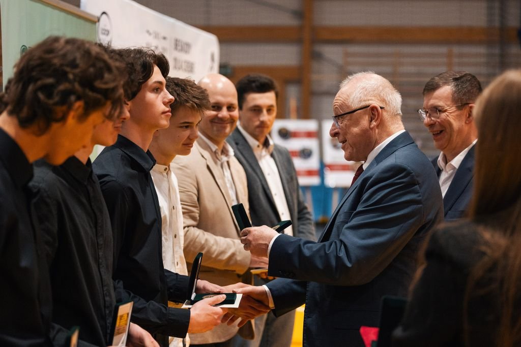 Ping-Pong Smartfonem I Sukcesy Na Arenie Międzynarodowej – Sportowe Podsumowanie