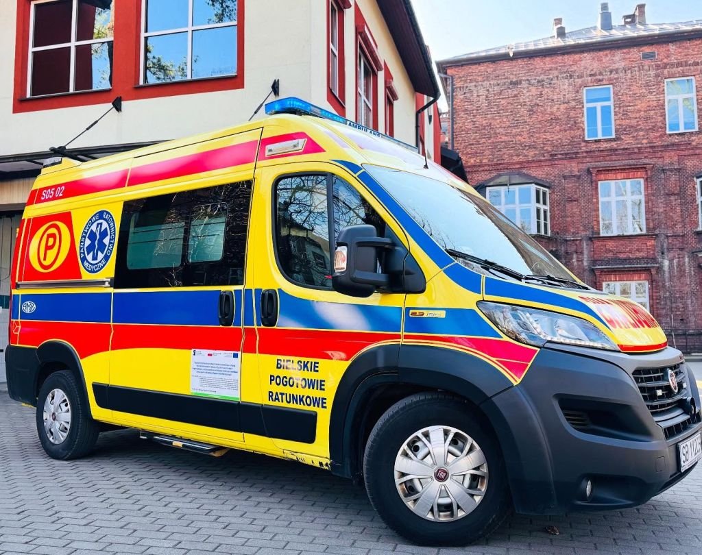 Karetka Kontra Ciasny Parking. Ratownicy Apelują Do Mieszkańców Bielska-Białej