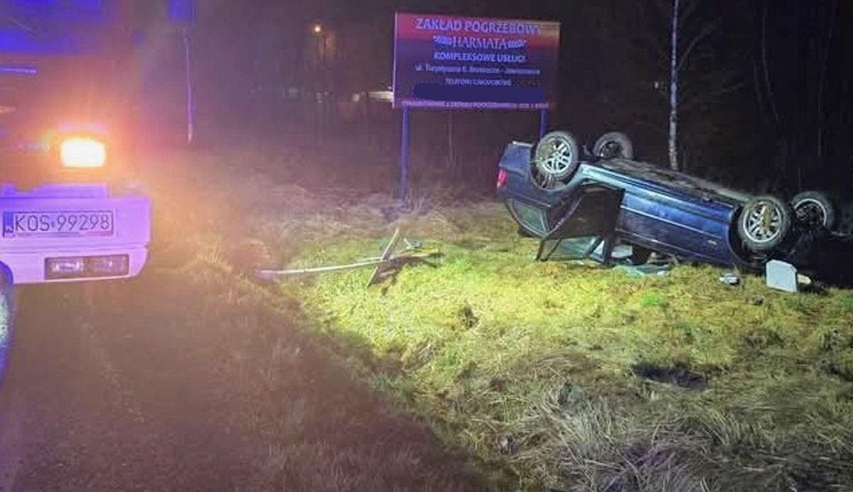 Kolejne dachowanie. 21-latek stracił panowanie nad BMW