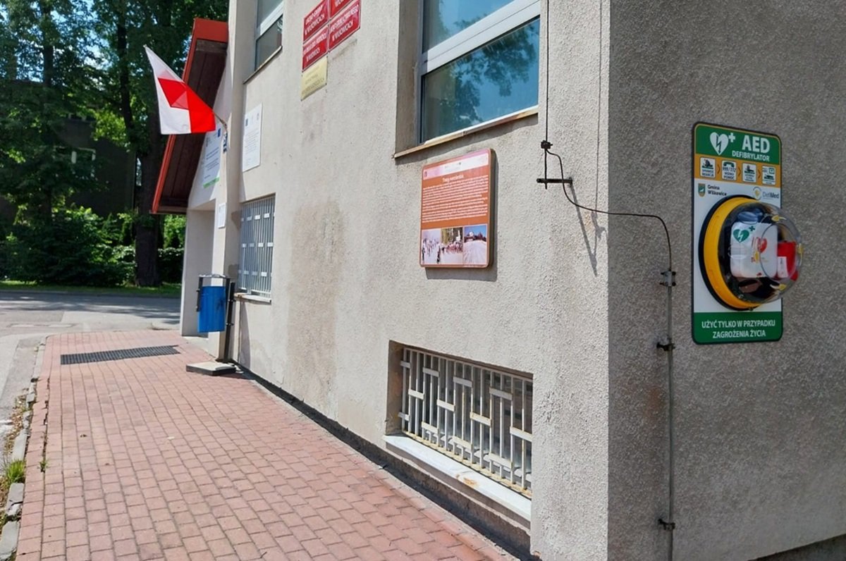 Gdy sekundy decydują o życiu. Sprawdź, gdzie znajdziesz AED w gminie Wilkowice