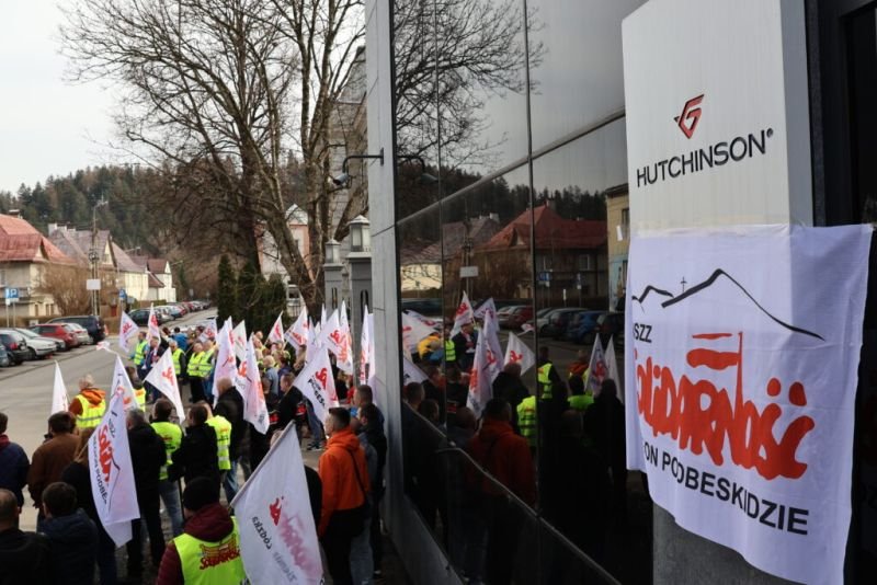 Hutchinson: walczyli i wywalczyli. Są podwyżki, ale szału nie ma