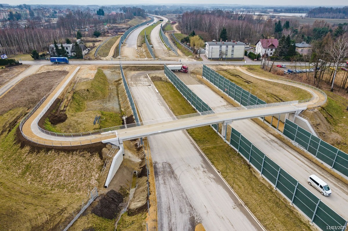 Problemy kierowców przy budowie S1. Łamią przepisy i niszczą pobocza