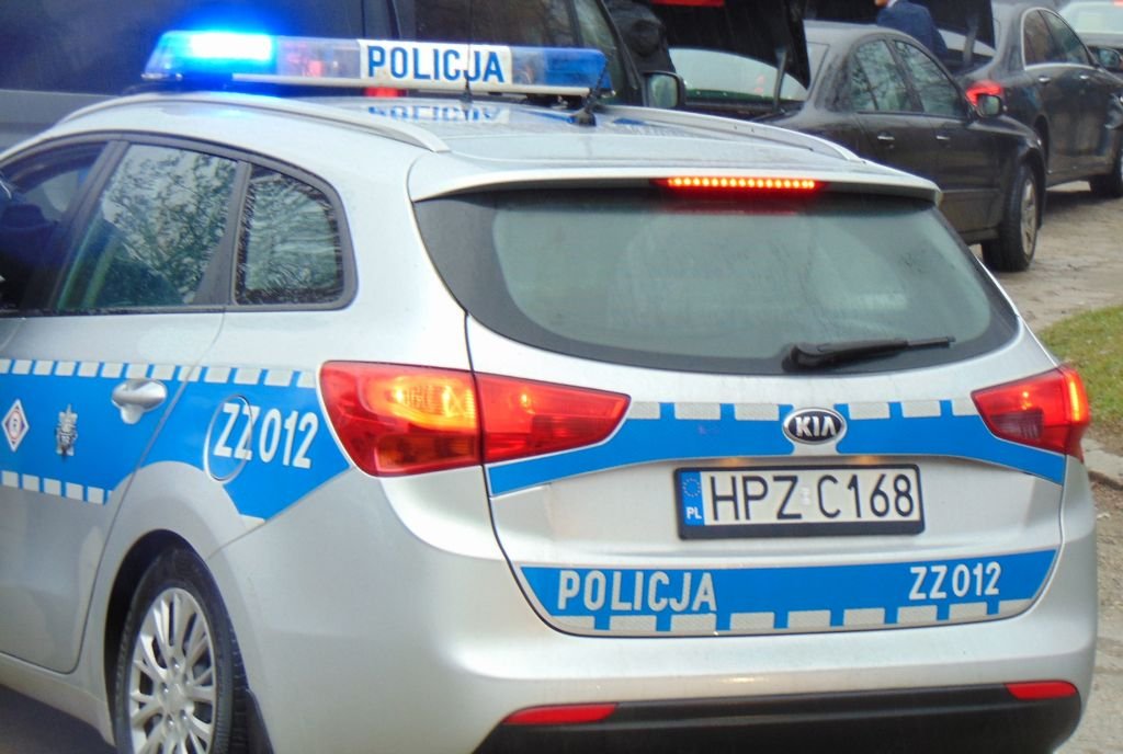 Czerwony samochód i dziewczynka z balonami. Zareagowała tak, jak powinna