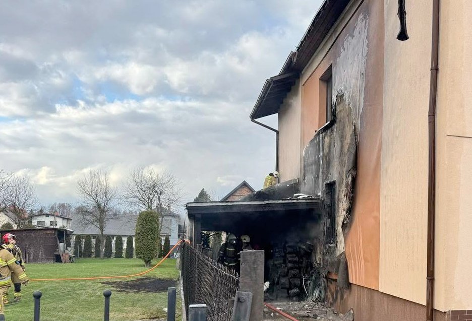 Wiata i część elewacji spłonęły w pożarze do jakiego doszło w Rybarzowicach