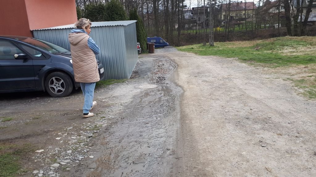 Skąd płynie ta woda? Mieszkańcy wciąż bez odpowiedzi, a strumyk nie znika