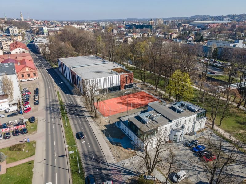 Zdewastowany pałacyk zamienił się w nowoczesne centrum