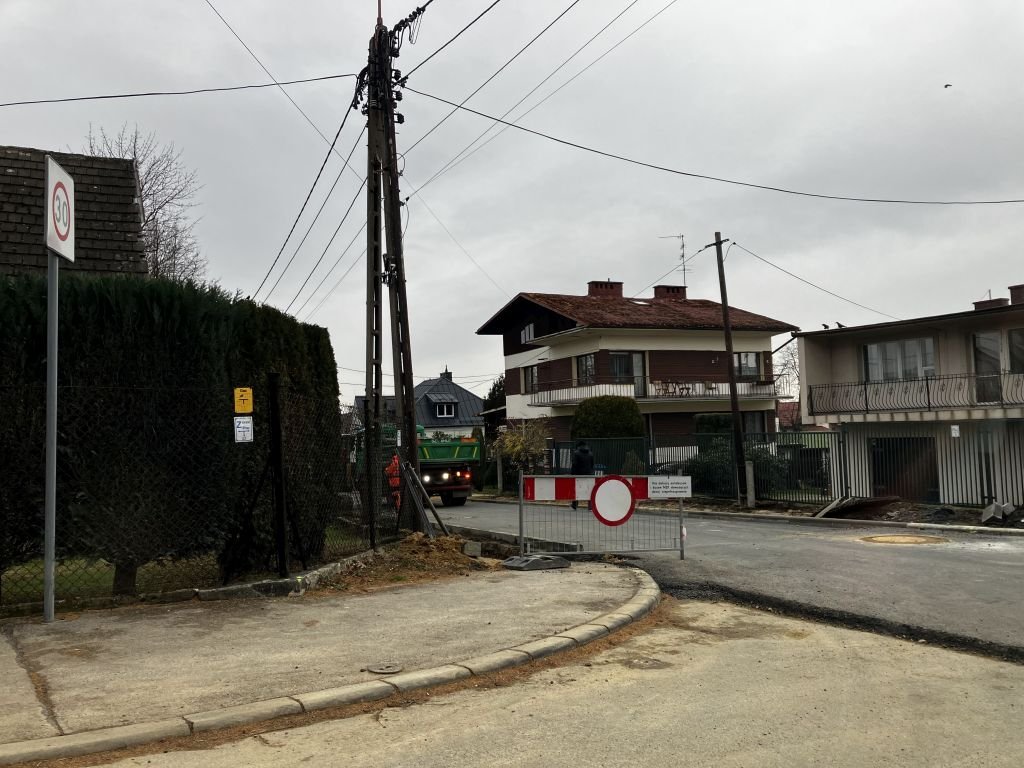 Bielsko-Biała. Modernizacja Brodzińskiego zmierza do finału. Dzisiaj i jutro kładą tam nawierzchnię