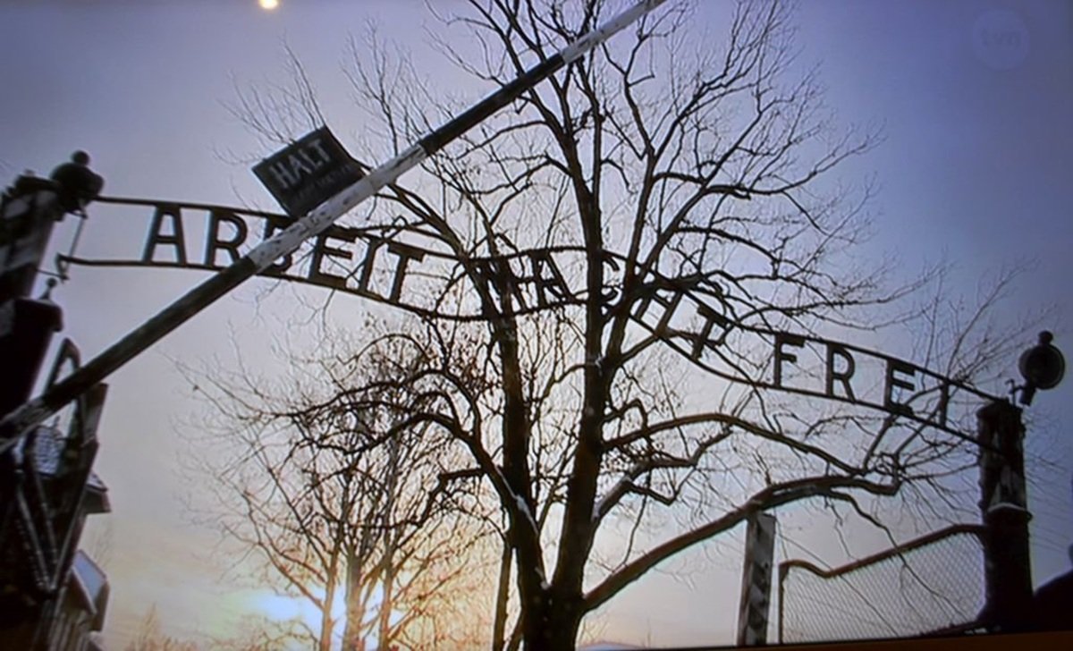 Niemieccy nastolatkowie wykonali kontrowersyjny gest w Auschwitz
